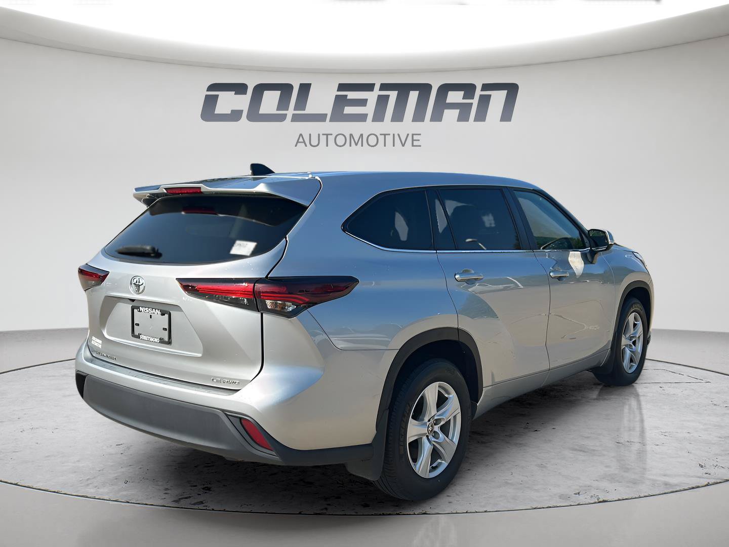 Used 2024 Toyota Highlander LE AWD/4WD image 3