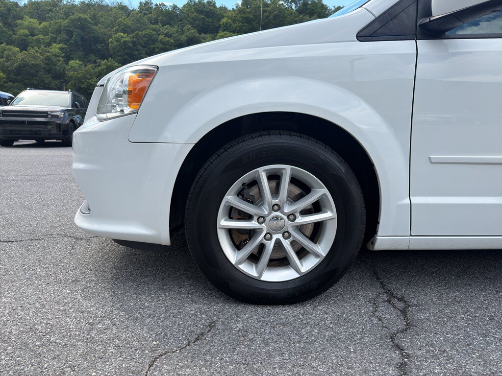 Used 2016 Dodge Grand Caravan SXT w/ Rear Park Assist Package FWD image 9