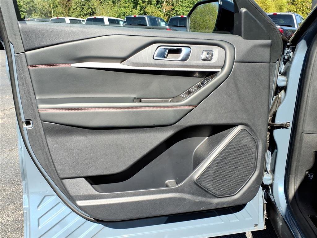 Used 2025 Ford Explorer ST image 4