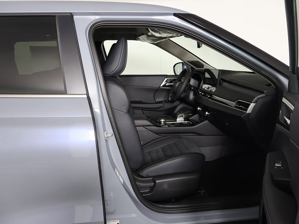 New 2025 Mitsubishi Outlander SE image 33