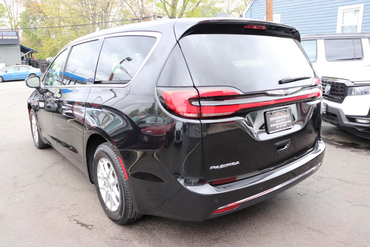 Used 2023 Chrysler Pacifica Touring-L image 3