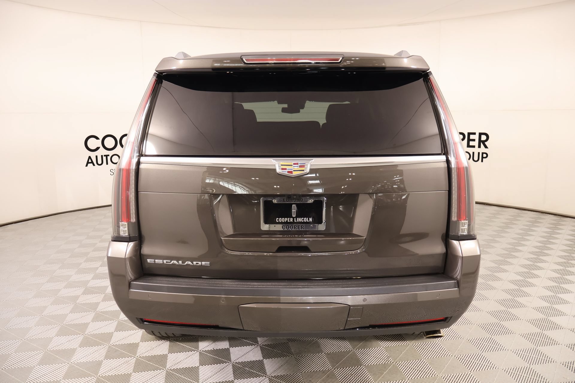 Used 2020 Cadillac Escalade Premium Luxury w/ LPO, Radiant Package AWD/4WD image 25