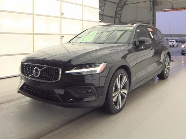 Used 2025 Volvo V60 B5 Cross Country Plus AWD/4WD image 2