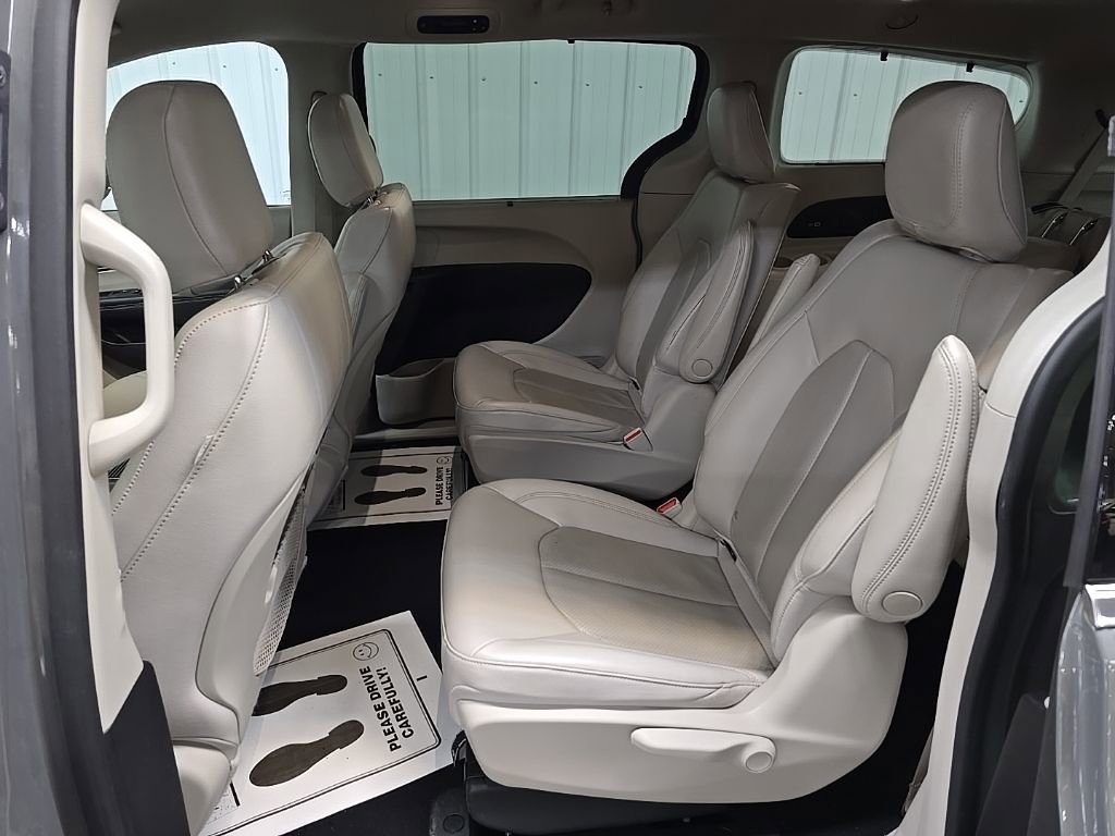 Used 2021 Chrysler Pacifica Touring-L image 32