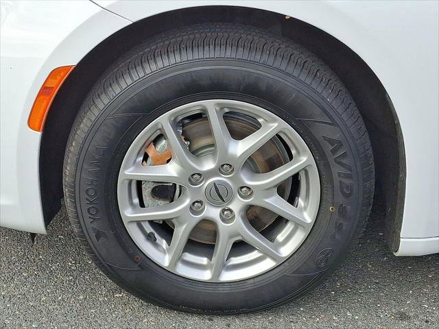 Certified 2024 Chrysler Pacifica Touring-L image 9