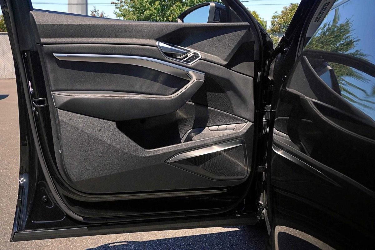 Used 2020 Audi e-tron Premium Plus image 13