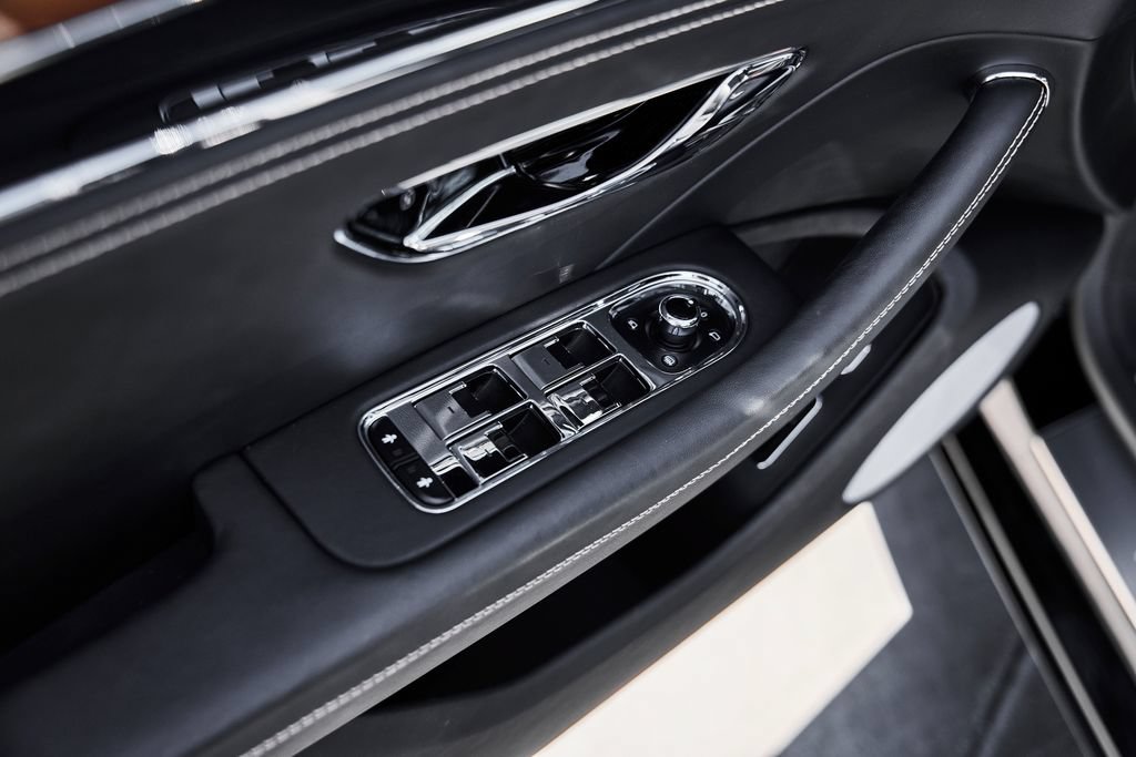 Used 2024 Bentley Flying Spur V8 AWD/4WD image 32