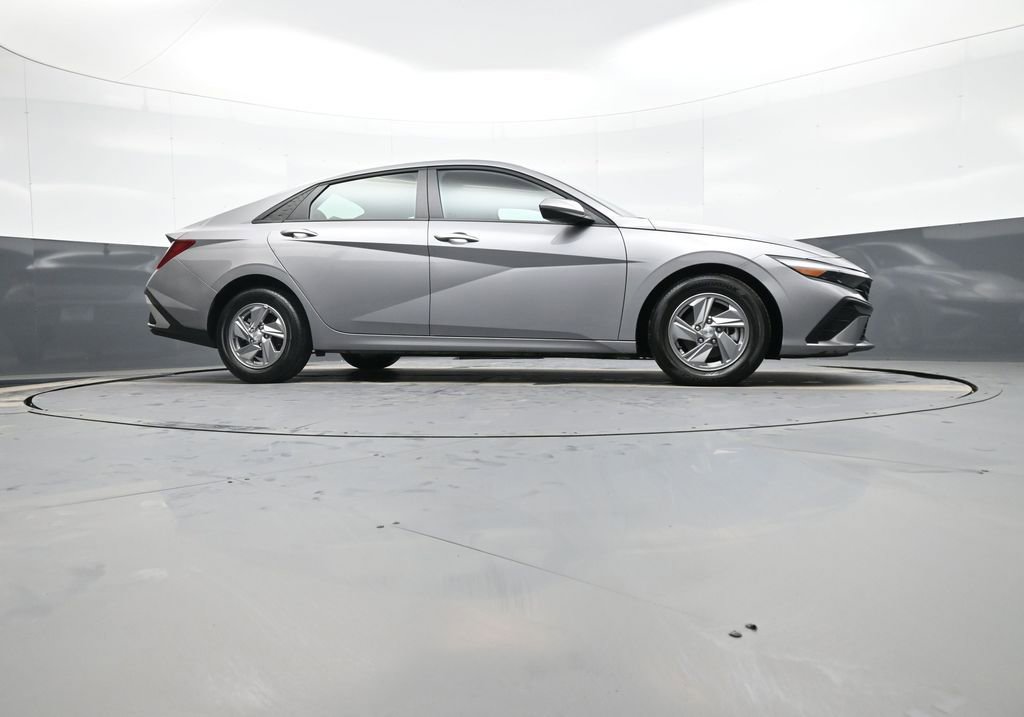 Certified 2025 Hyundai Elantra SE image 28