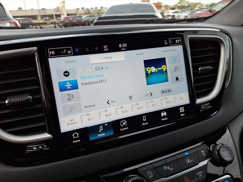 Certified 2025 Chrysler Pacifica Select FWD image 17