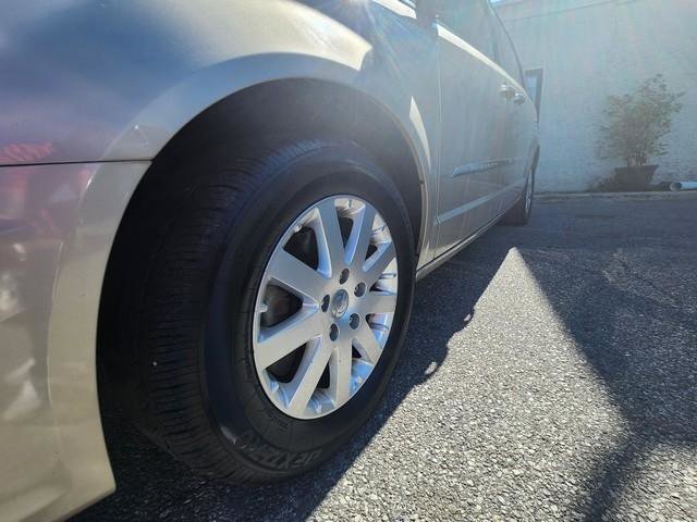 Used 2015 Chrysler Town & Country Touring FWD image 25