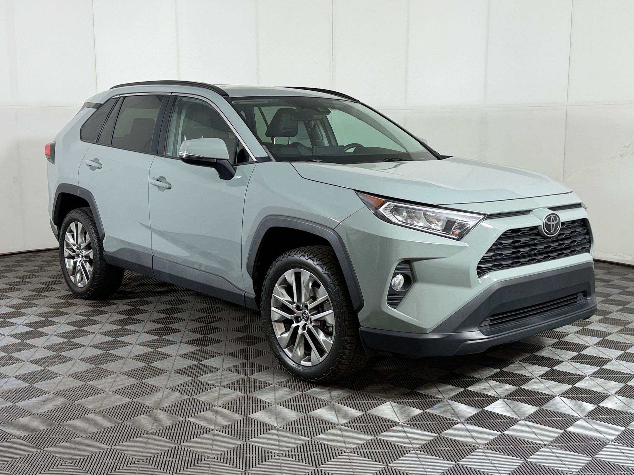 Used 2020 Toyota RAV4 XLE Premium FWD image 7