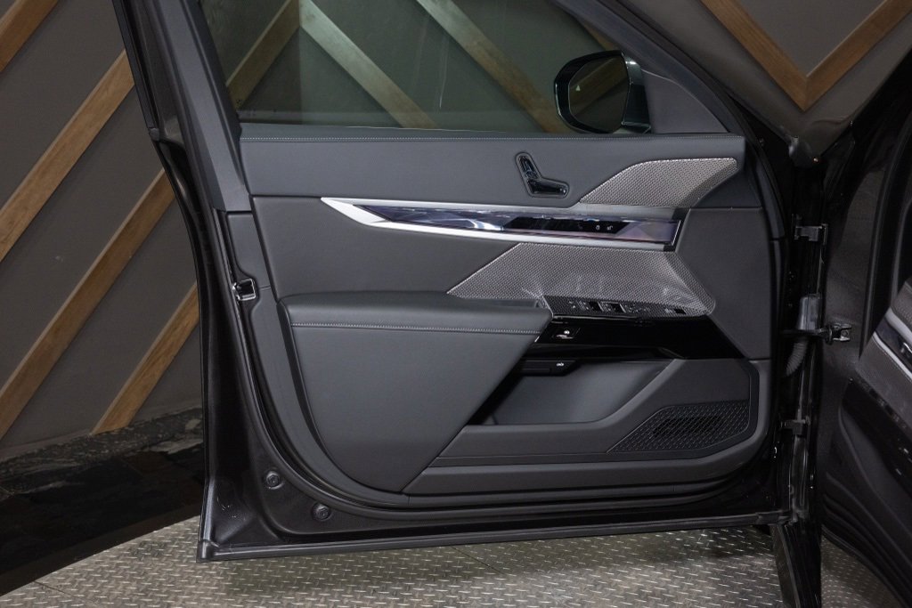 Used 2025 BMW i7 xDrive60 image 44