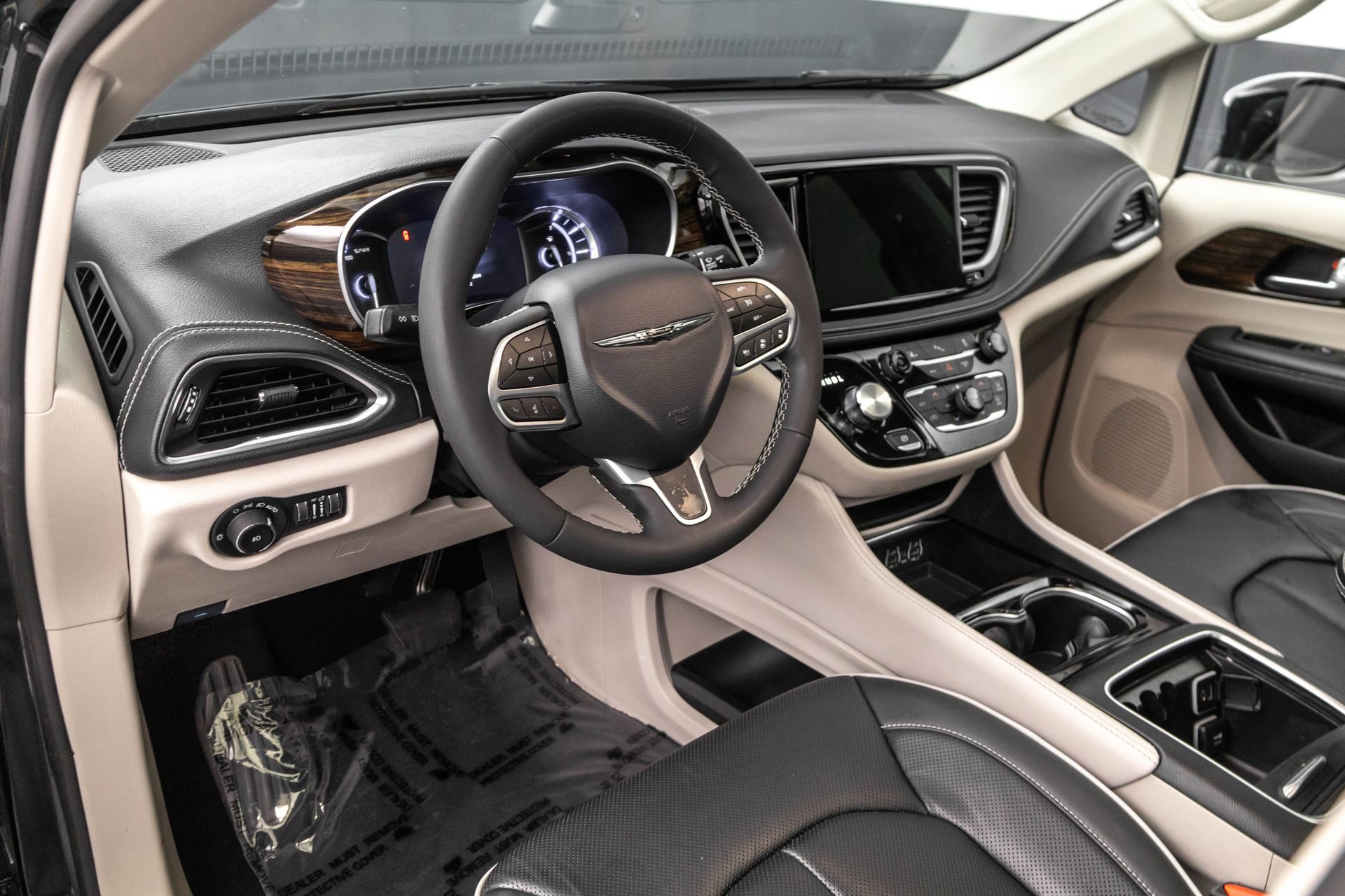 Used 2023 Chrysler Pacifica Limited FWD image 5