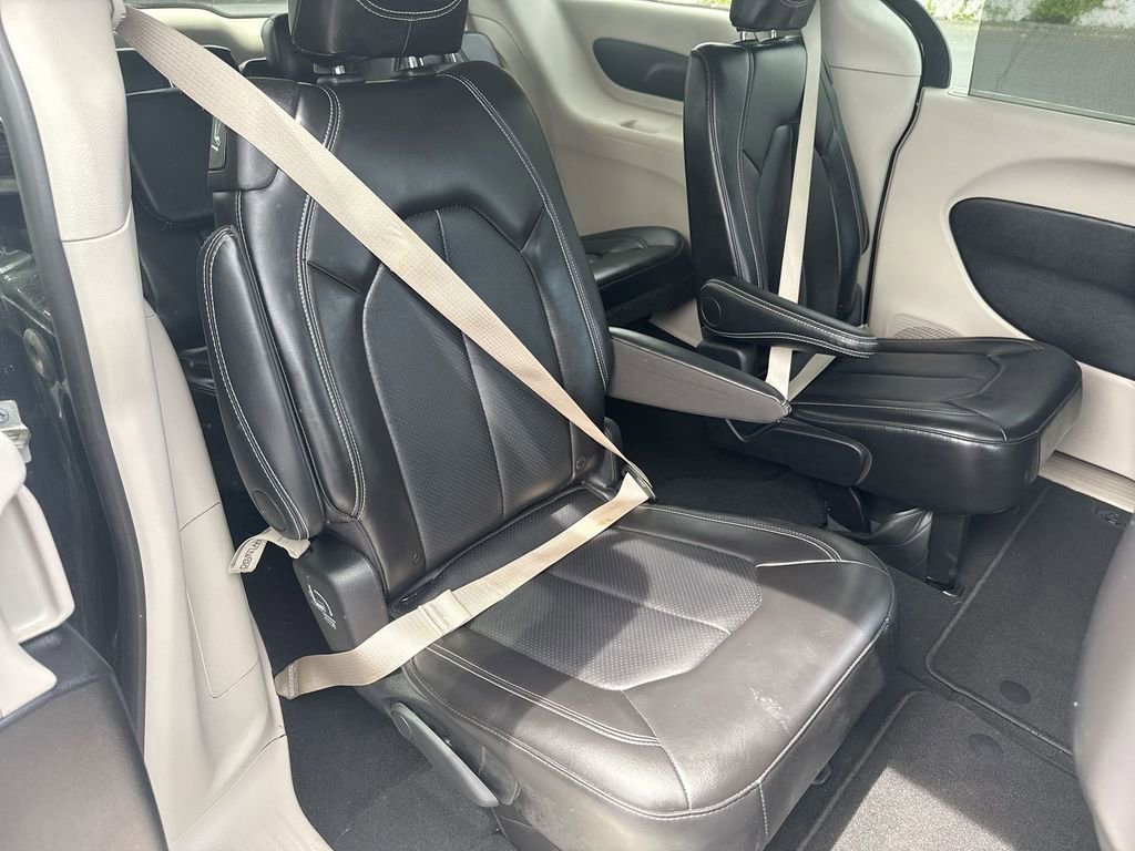 Used 2024 Chrysler Pacifica Touring-L FWD image 23