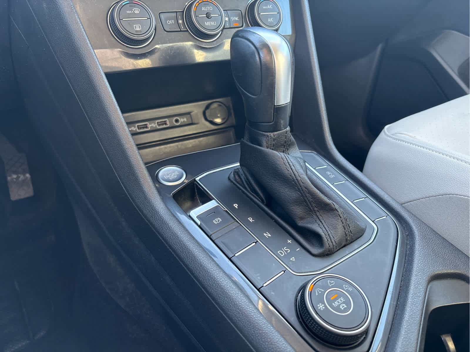 Certified 2020 Volkswagen Tiguan SE image 40