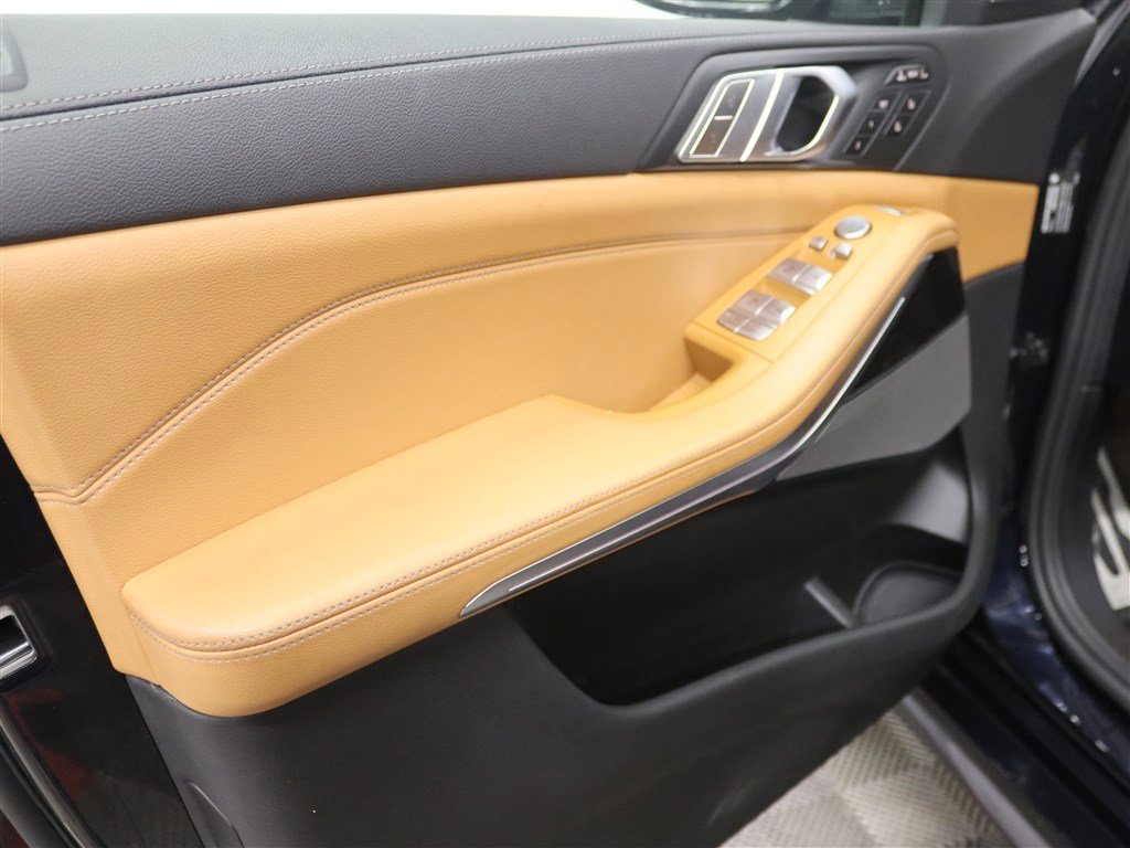 Used 2021 BMW X7 M50i image 15