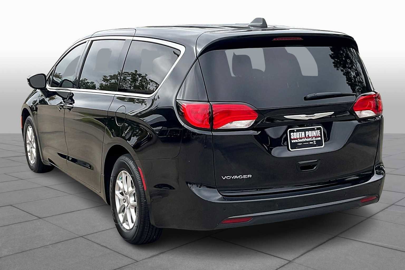 Certified 2025 Chrysler Voyager LX image 10