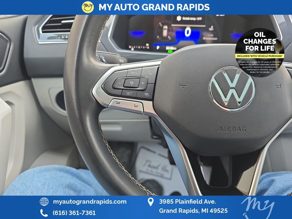Used 2023 Volkswagen Tiguan SE w/ Panoramic Sunroof Package image 16