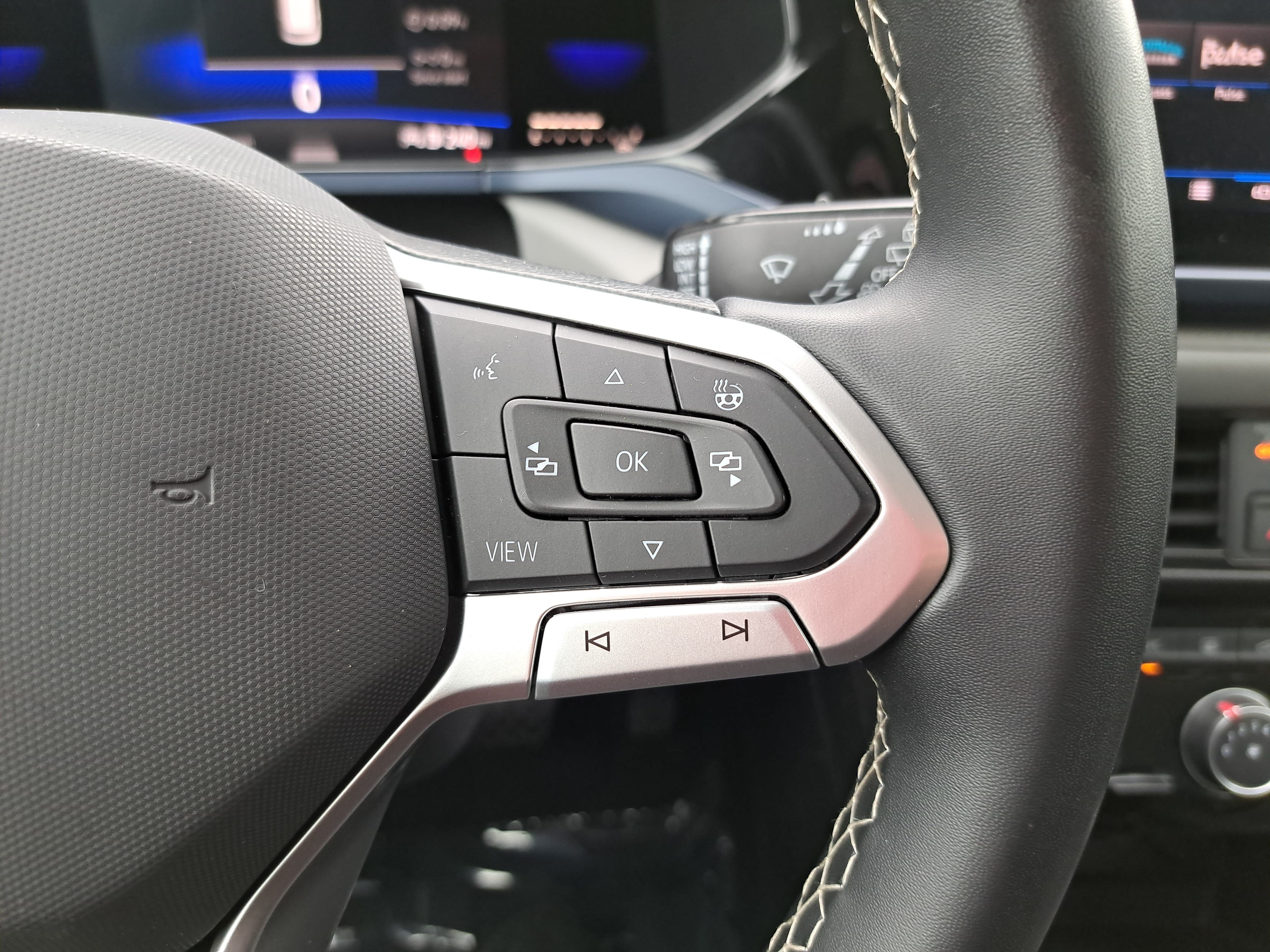 Used 2023 Volkswagen Taos SE w/ Panoramic Sunroof Package FWD image 17