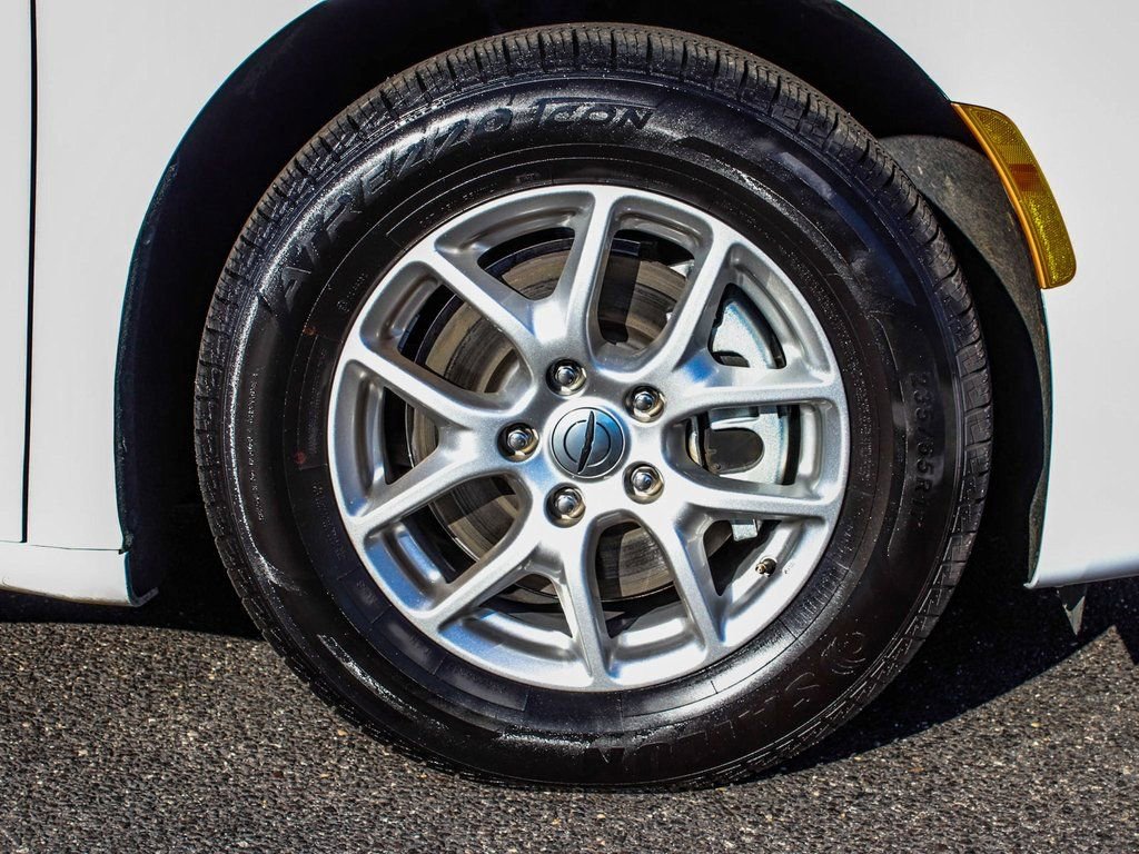 Used 2024 Chrysler Pacifica Touring-L image 7