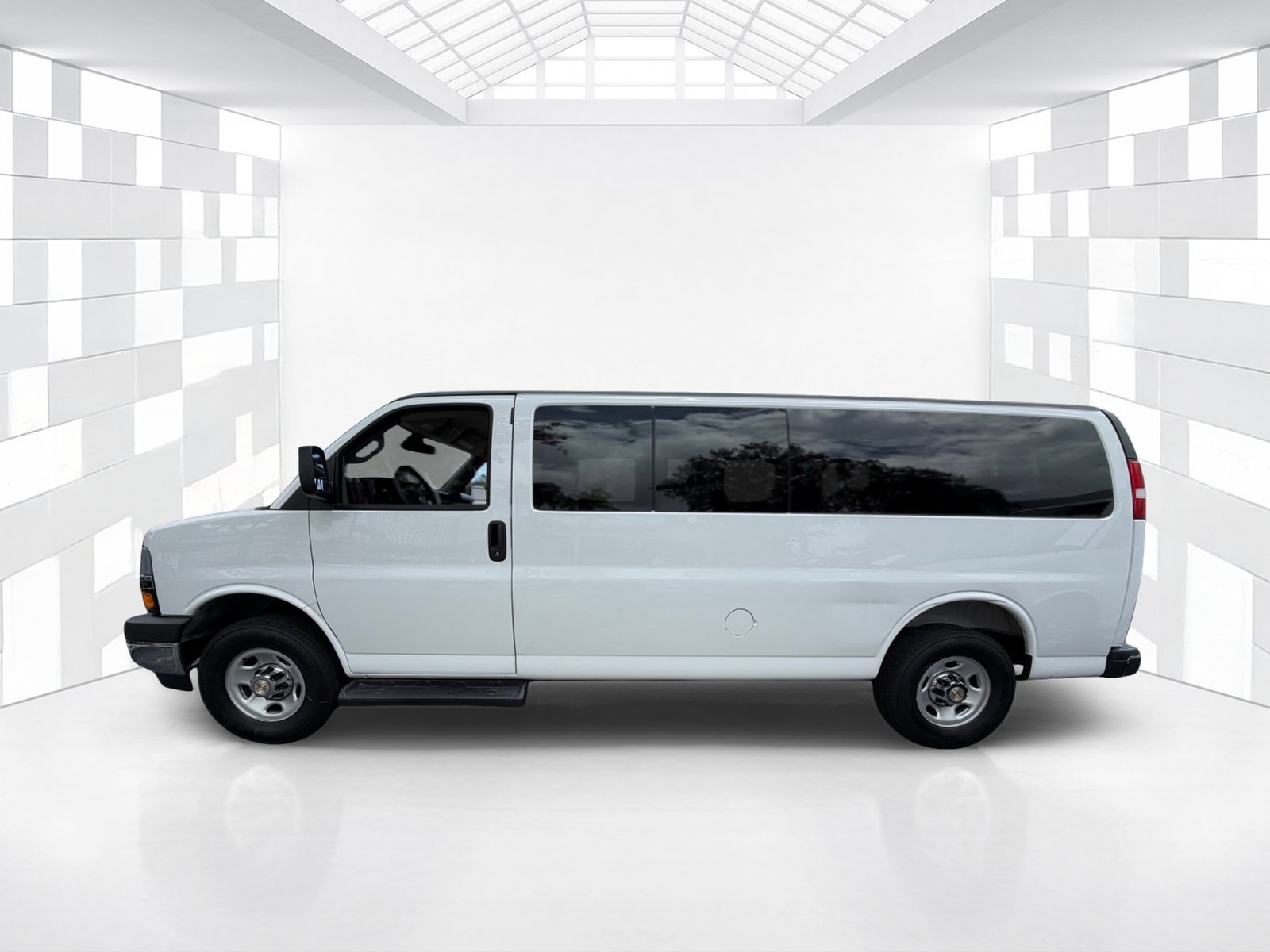 Used 2025 Chevrolet Express 3500 LT w/ LT Preferred Equipment Group RWD image 4