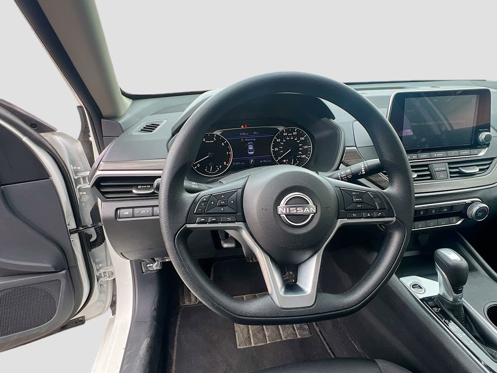 Used 2025 Nissan Altima 2.5 SV FWD image 11