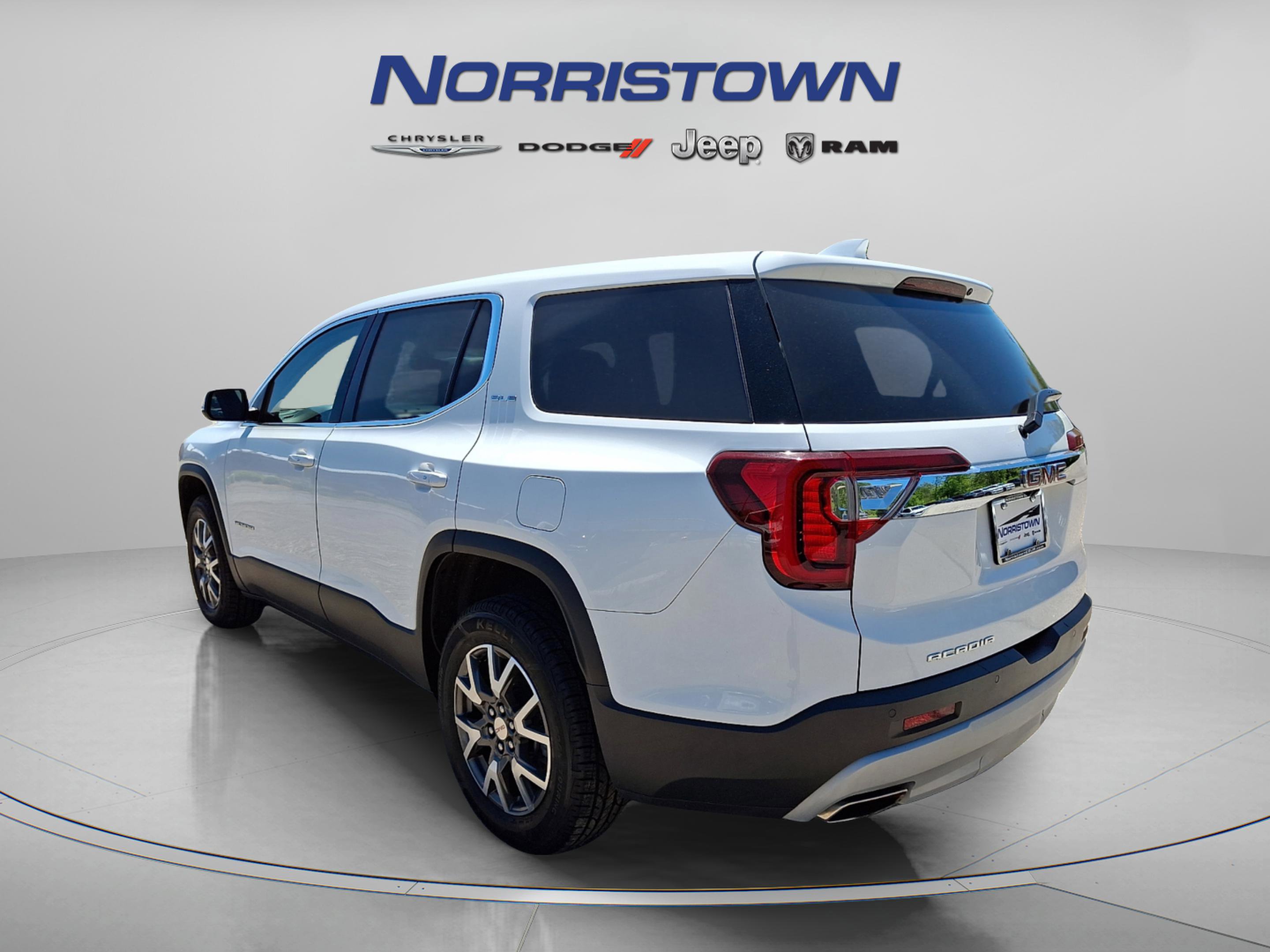 Used 2023 GMC Acadia SLE FWD image 4