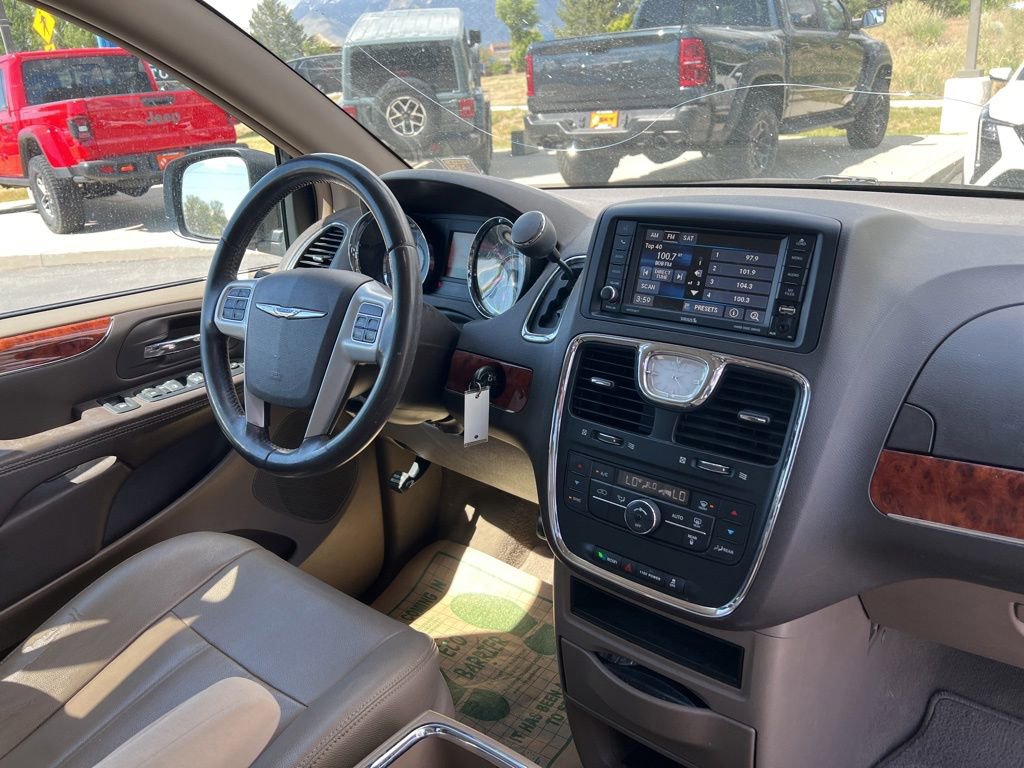 Used 2016 Chrysler Town & Country Touring FWD image 18
