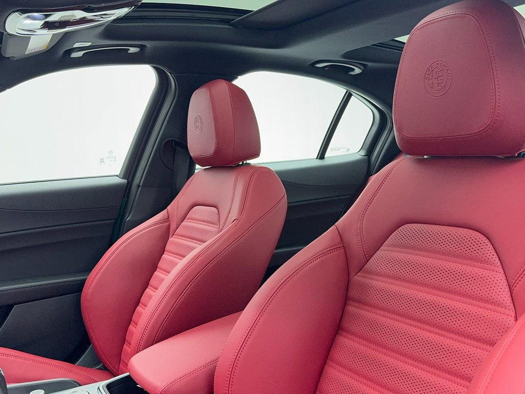 New 2025 Alfa Romeo Giulia Base image 33