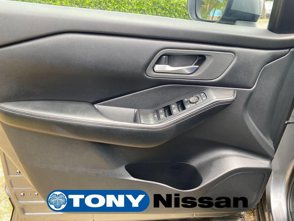 Used 2025 Nissan Rogue SV FWD image 31