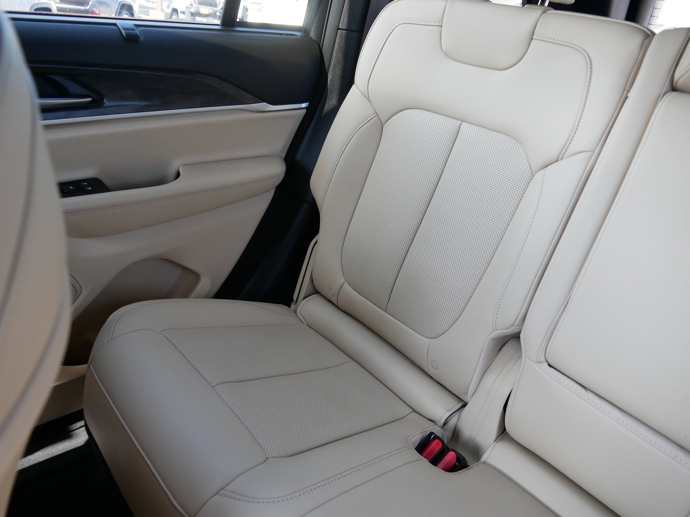 Used 2025 Jeep Grand Cherokee Limited w/ Luxury Tech Group II AWD/4WD image 12