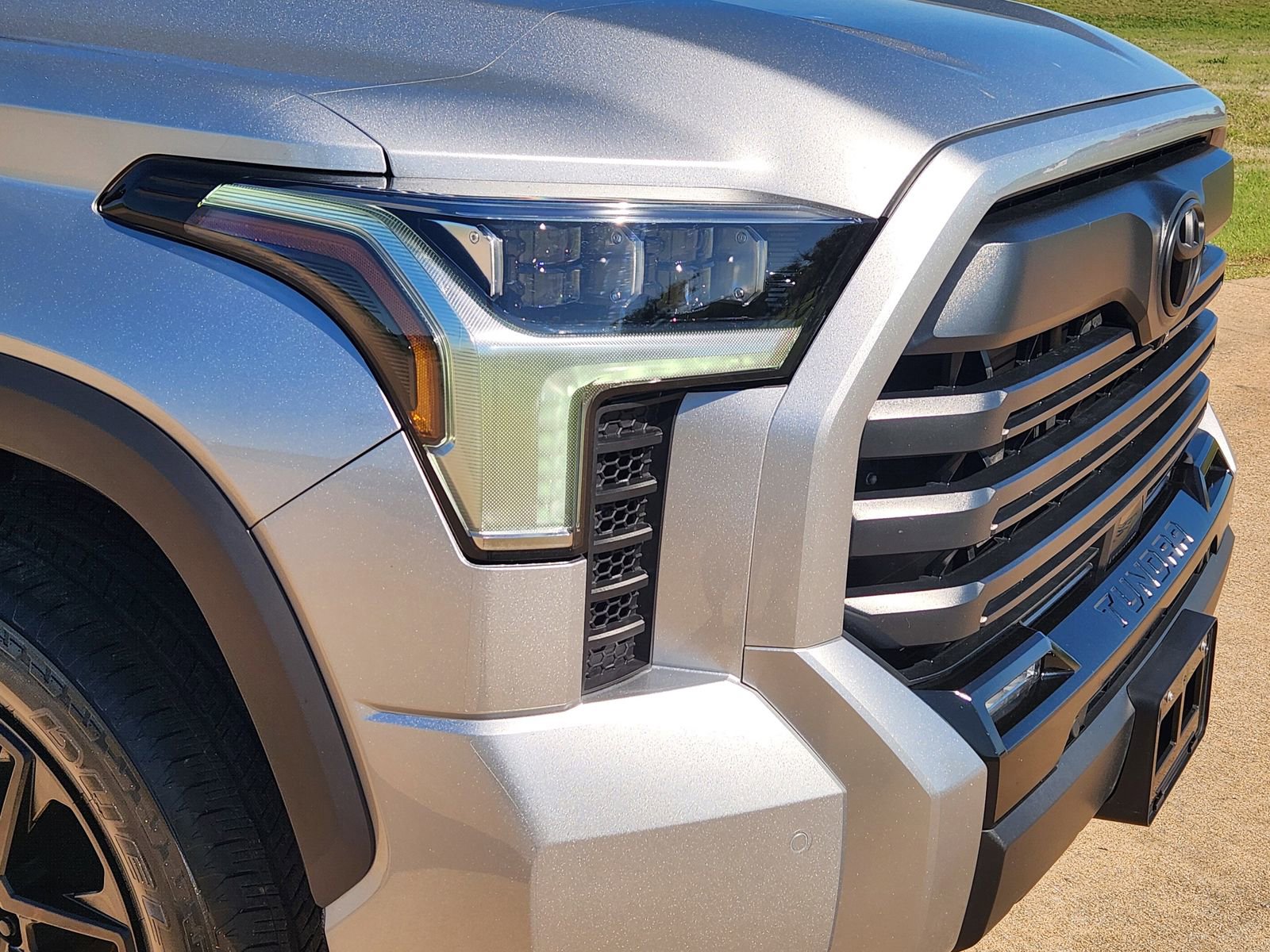 Used 2025 Toyota Tundra Limited AWD/4WD image 12