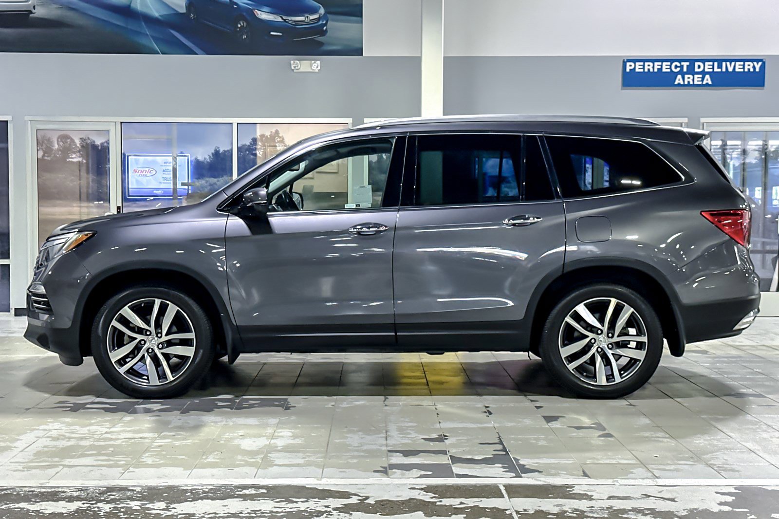 Used 2017 Honda Pilot Touring image 2