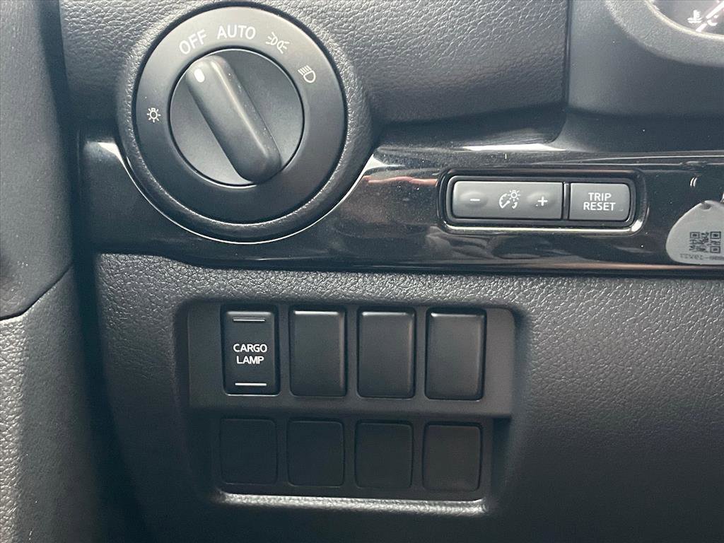 Used 2024 Nissan Titan SV image 18