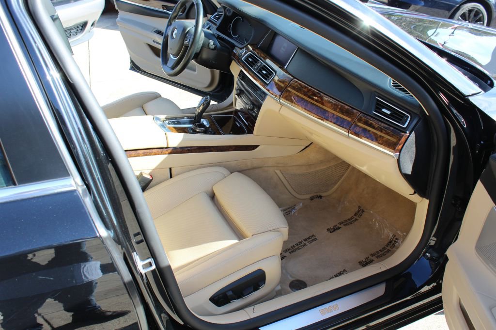 Used 2014 BMW 750i xDrive XI image 13