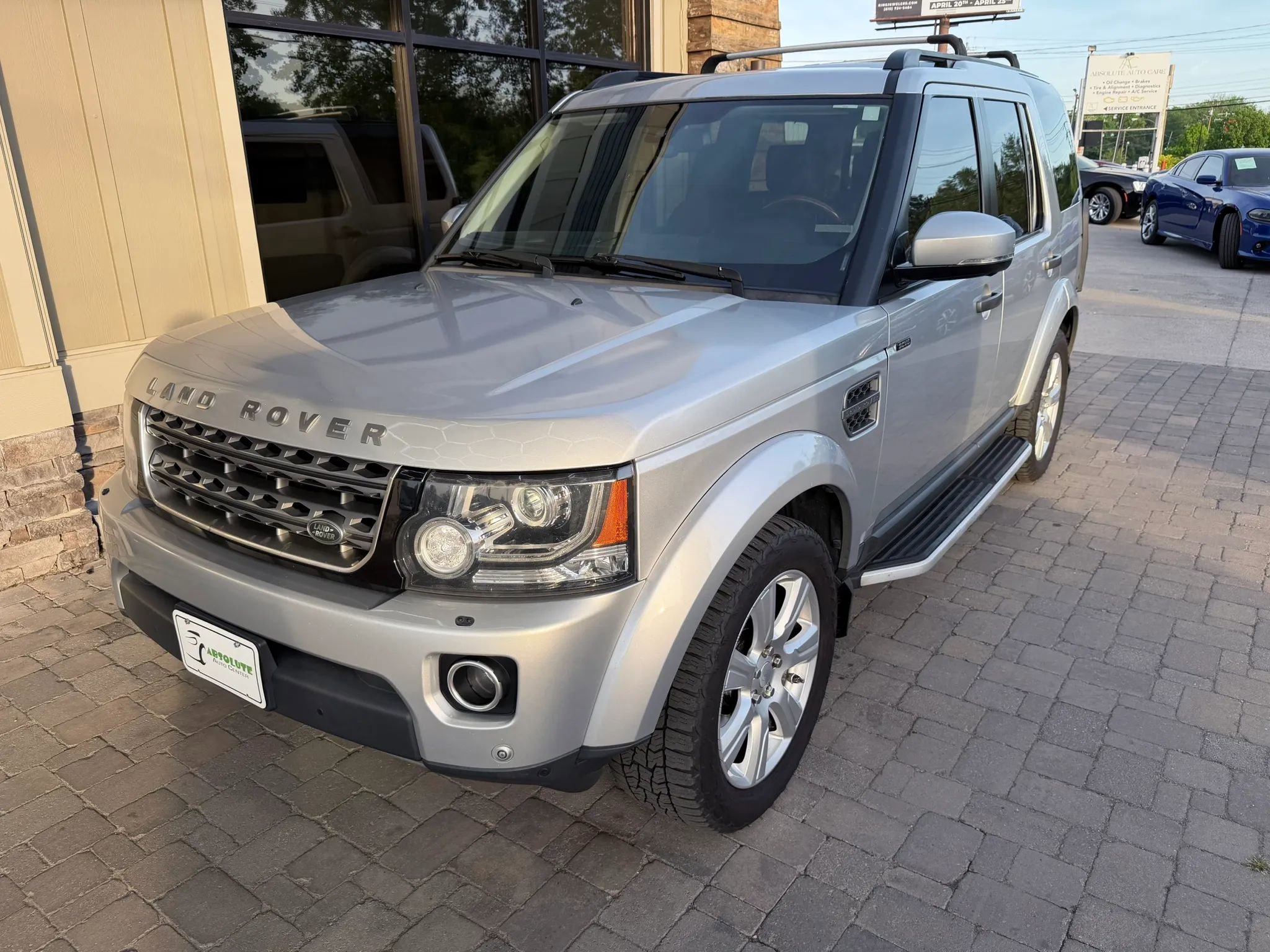 Used 2015 Land Rover LR4 HSE AWD/4WD image 2