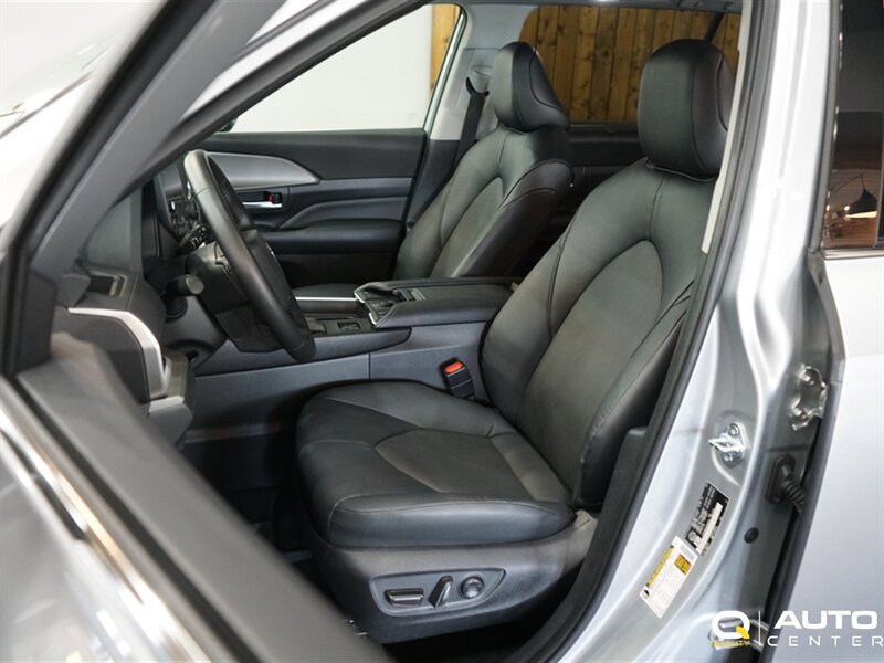Used 2025 Toyota Grand Highlander AWD image 12
