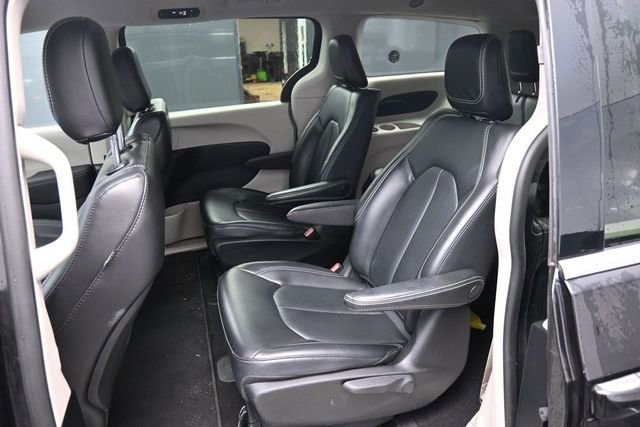 Used 2023 Chrysler Pacifica Touring-L FWD image 14