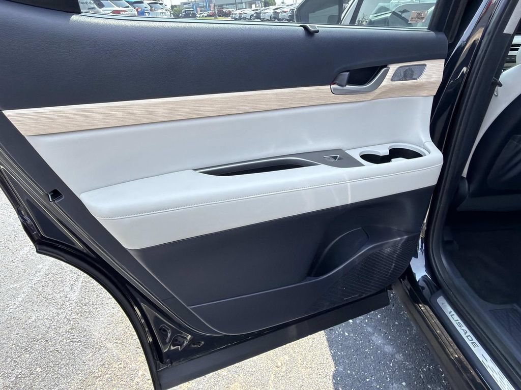 Used 2023 Hyundai Palisade Limited FWD image 13