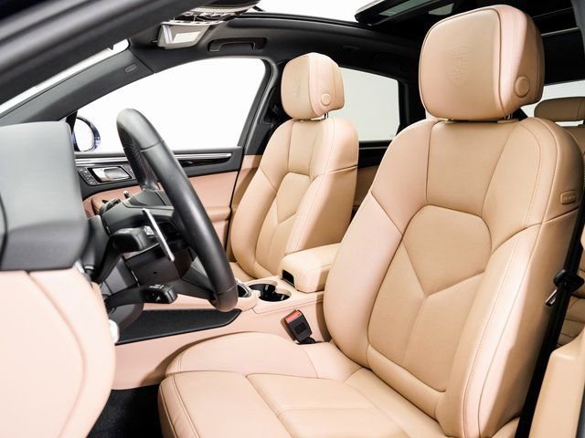Certified 2025 Porsche Macan image 5