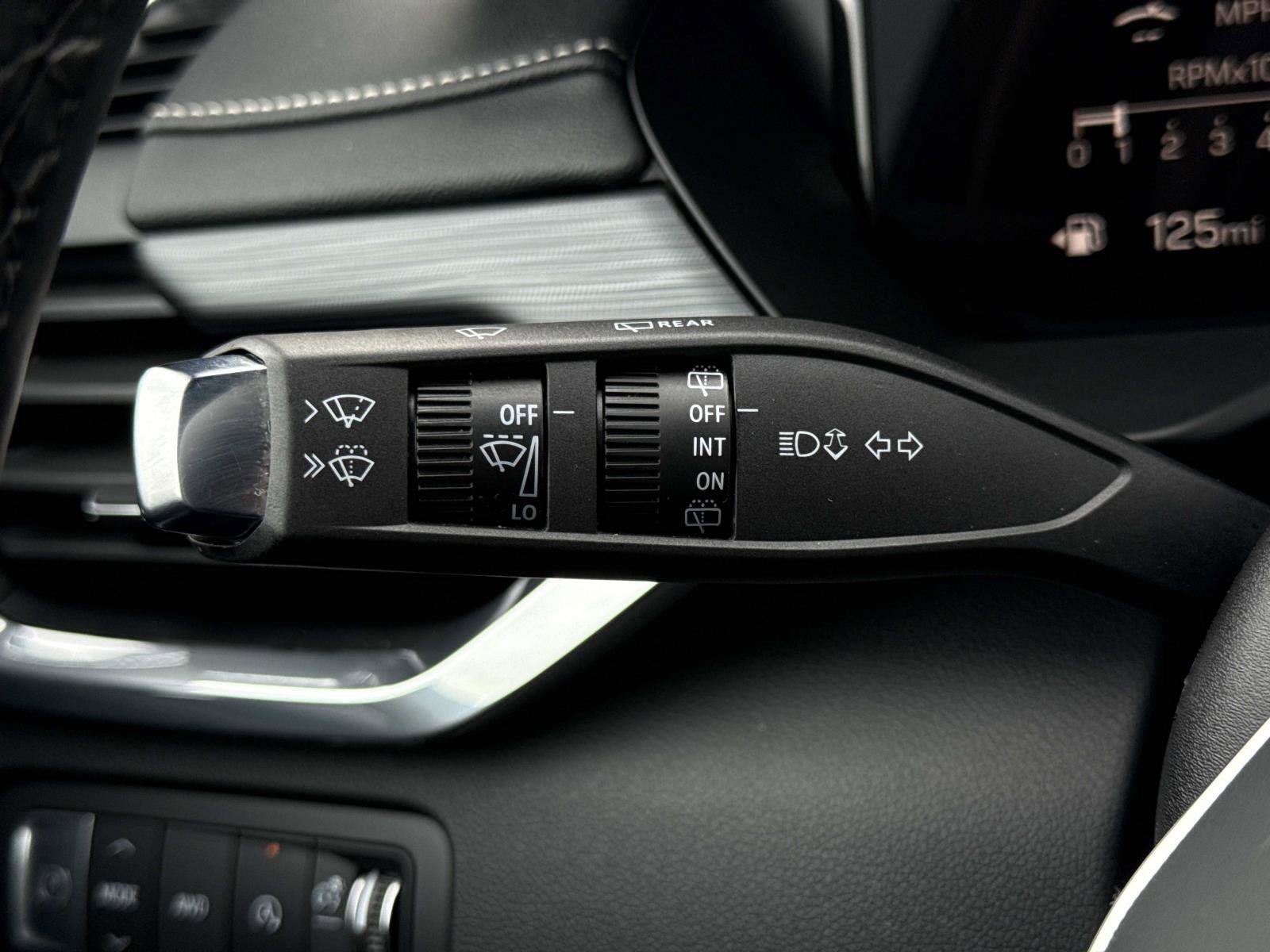 Used 2025 GMC Acadia Elevation image 9