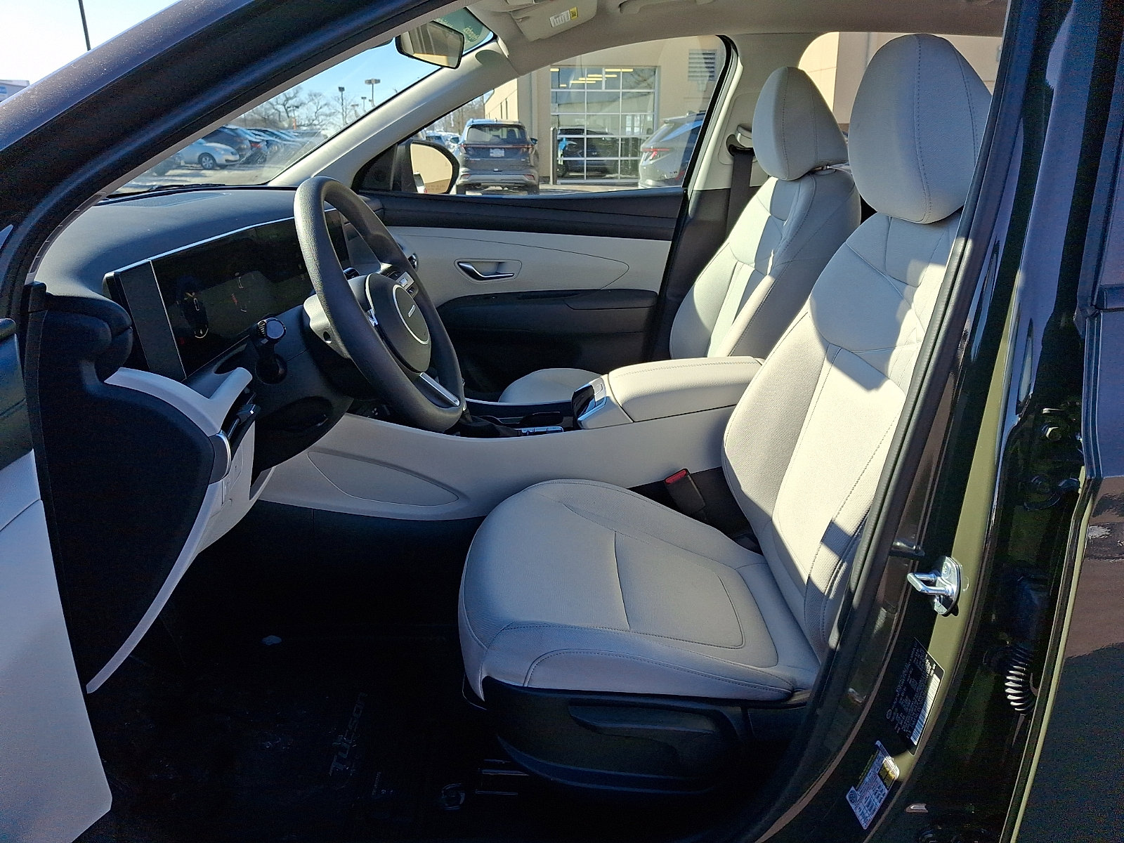 Certified 2025 Hyundai Tucson SE image 13