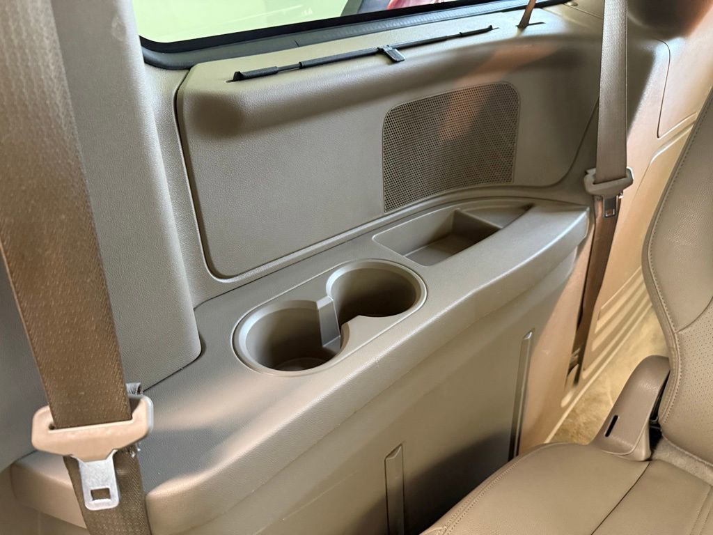 Used 2016 Chrysler Town & Country Touring-L image 55