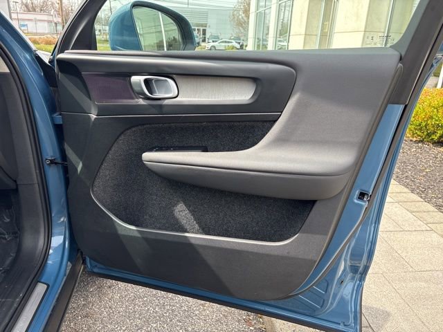 Used 2025 Volvo XC40 B5 Core image 15