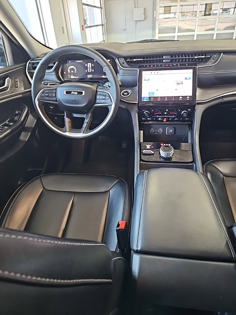 Used 2024 Jeep Grand Cherokee Limited image 25