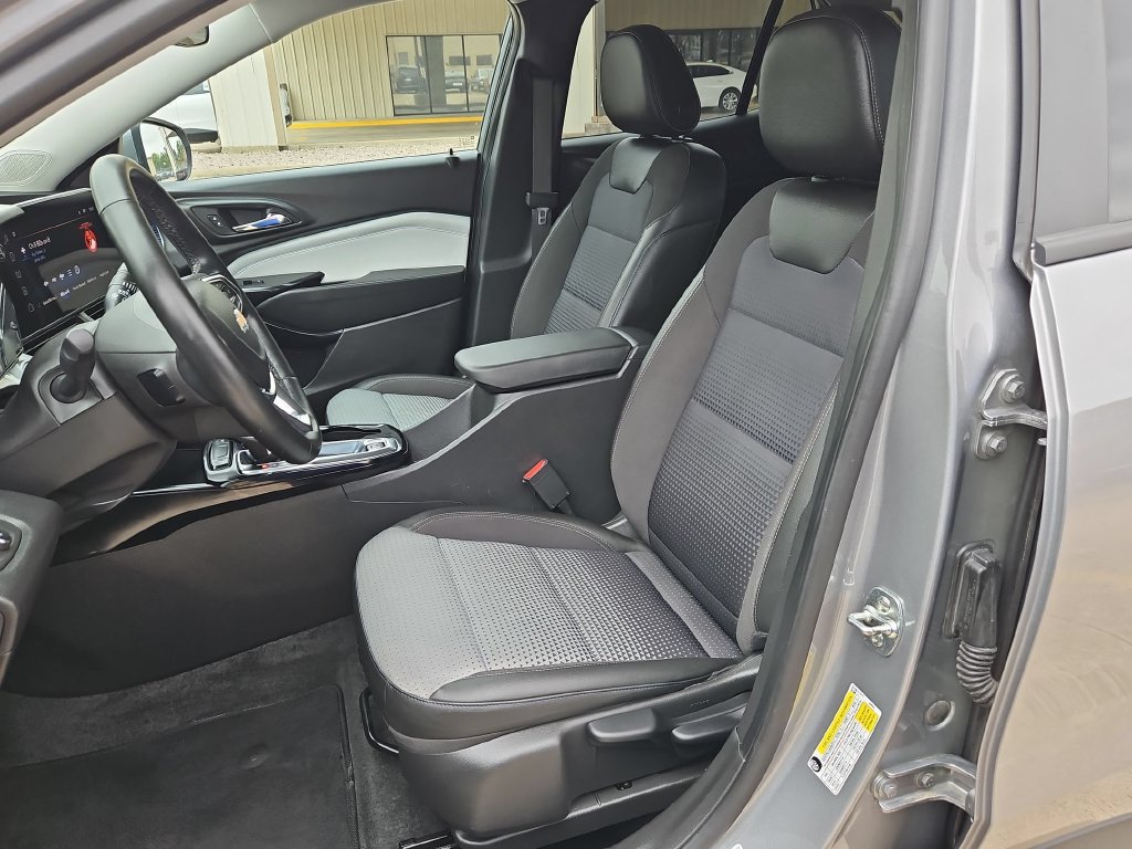 Used 2025 Chevrolet Trax LT w/ LT Convenience Package FWD image 25