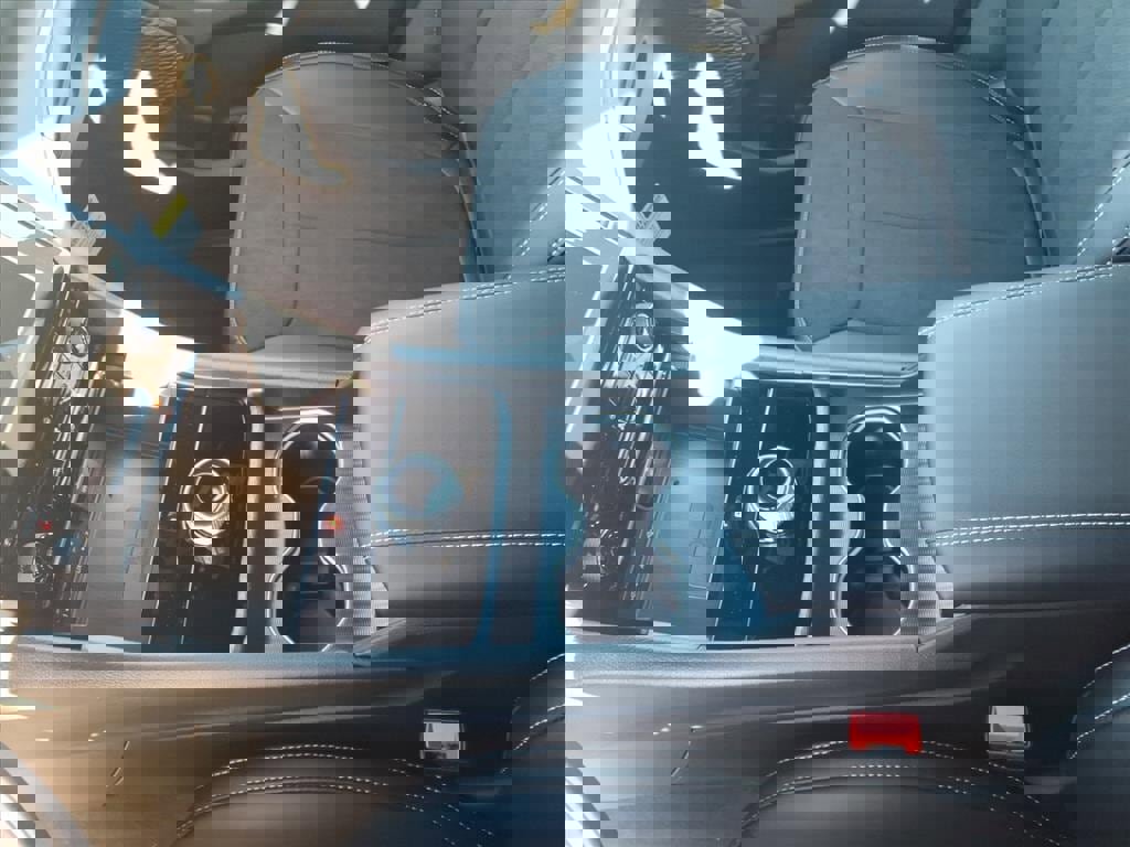 New 2025 Jeep Grand Cherokee Altitude image 14