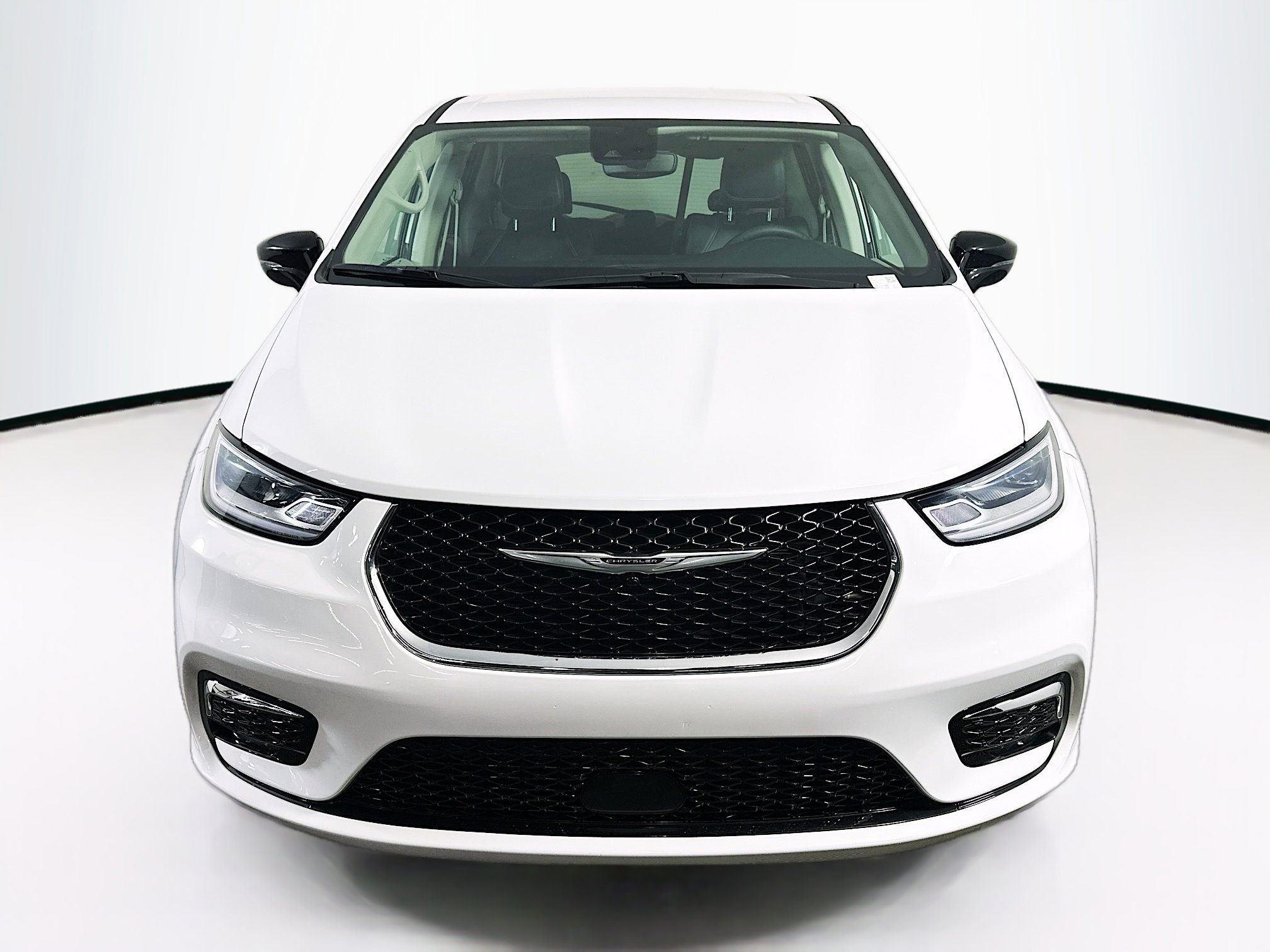 Used 2024 Chrysler Pacifica Touring-L image 2