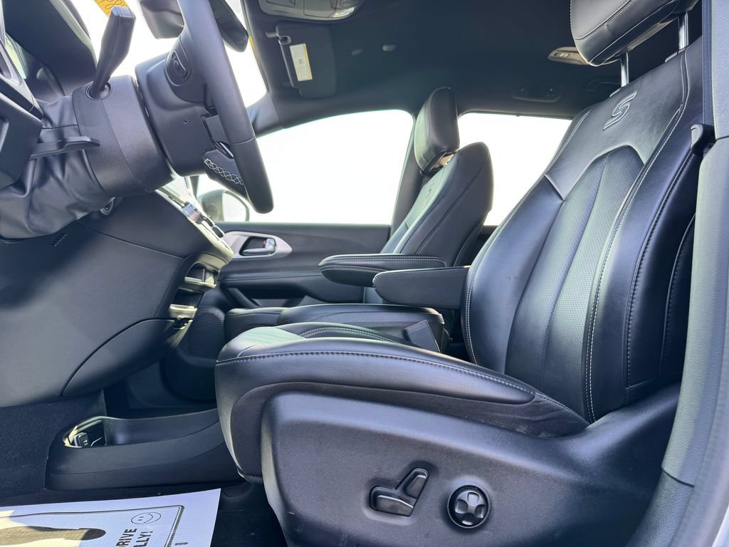 Used 2023 Chrysler Pacifica Touring-L w/ S Appearance Package AWD/4WD image 19