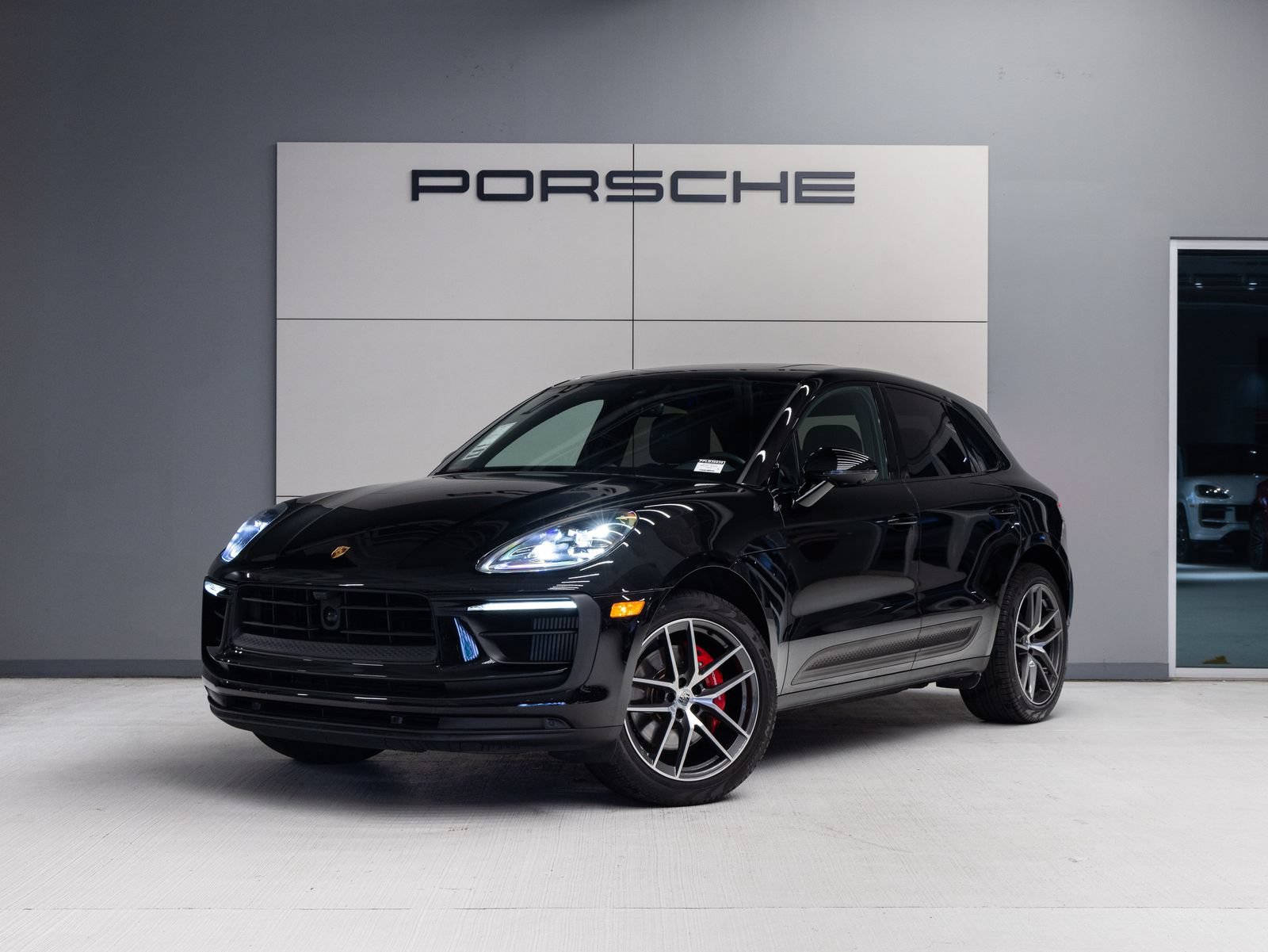 Certified 2023 Porsche Macan S AWD/4WD image 1